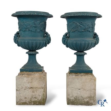 Decorazione da giardino. Importante coppia di vasi