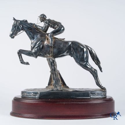 Argento. Importante trofeo in argento raffigurante
