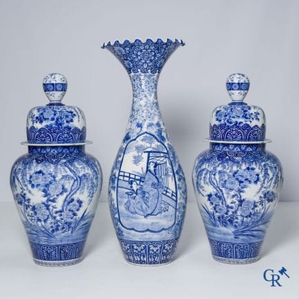 Arte asiatica. Giappone. Importante coppia di vasi
