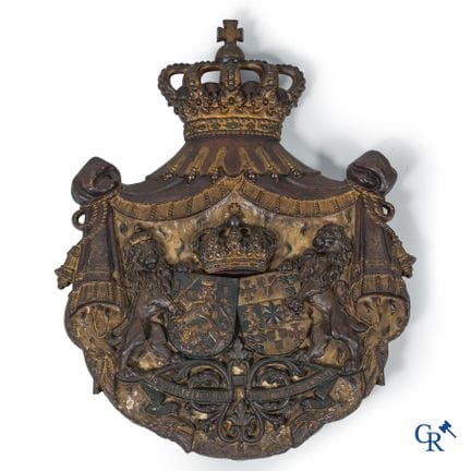 Eccezionale stemma reale in ghisa dorata e policro