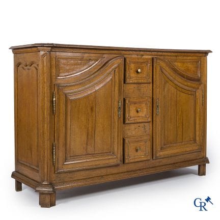 Mobili. Bella credenza in rovere con ante curve. 2