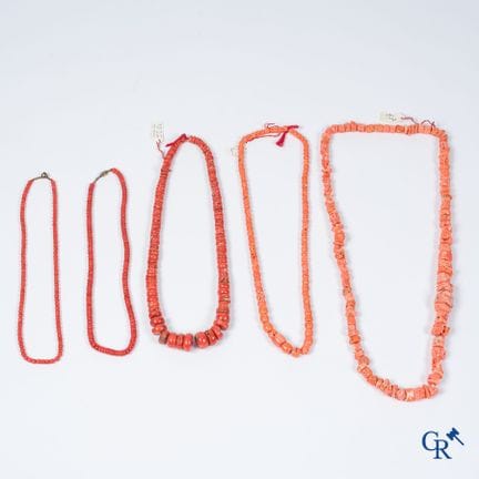 Gioielli. Set di 5 collane in corallo rosso. Chius