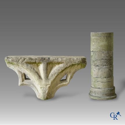 Antico ornamento architettonico scolpito in pietra