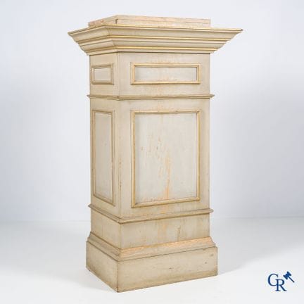 Grande piedistallo in legno dipinto, 1900 circa. |