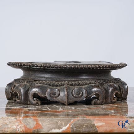 Arte asiatica. Cina. Grande base in legno massicci