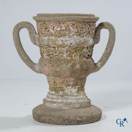 Decorazione da giardino. Vaso da giardino in cemen