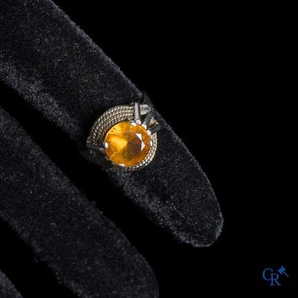 Gioielli. Anello in oro bianco 750°/00 con un topa