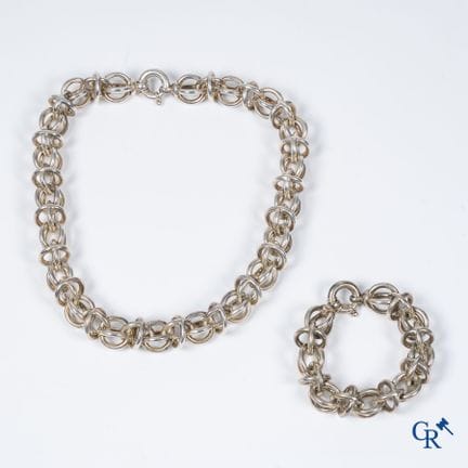 Gioielli. Un braccialetto e una collana d'argento.