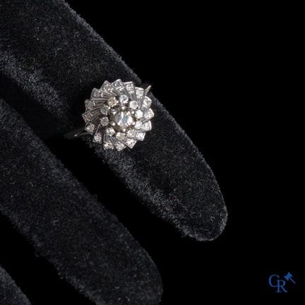 Gioielli. Anello in oro bianco 750 °/00 con piccol