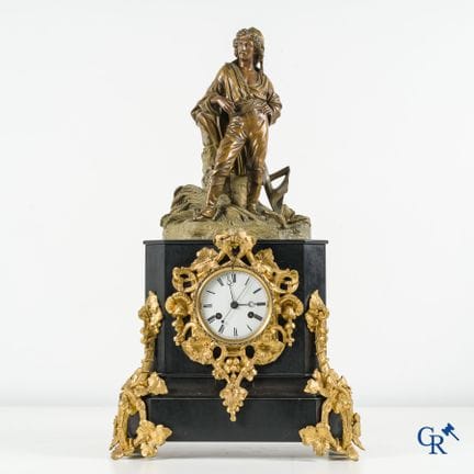 Grande orologio da camino in marmo nero e bronzo. 