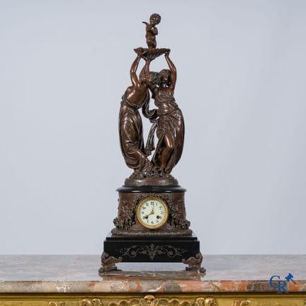 Importante orologio da camino in marmo con meccani