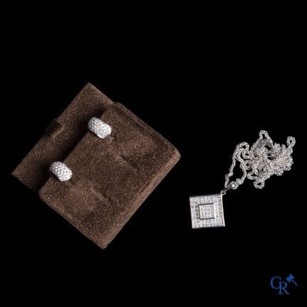 Gioielli. Collana con ciondolo e un paio di orecch