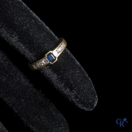 Gioielli. Anello in oro 750°/00 con uno zaffiro bl