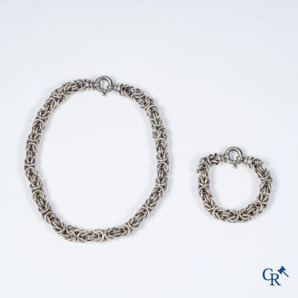 Gioielli. Una collana e un braccialetto d’argento.