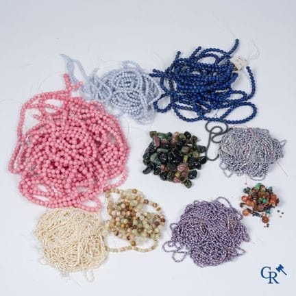 Ampio assortimento di perle e varie pietre semipre