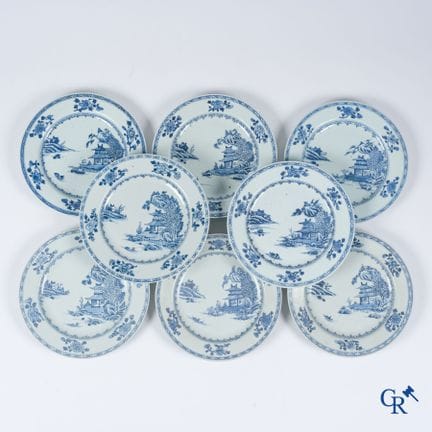 Arte asiatica. Porcellana cinese. 8 piatti blu e b