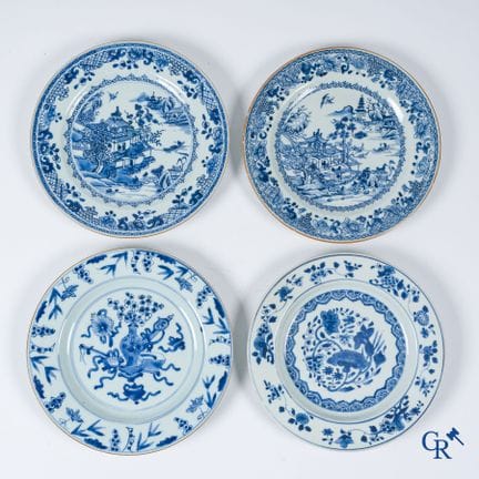 Arte asiatica. Porcellana cinese. 4 piatti blu e b