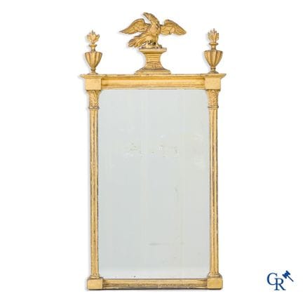 Specchio decorativo in legno intagliato e dorato. 