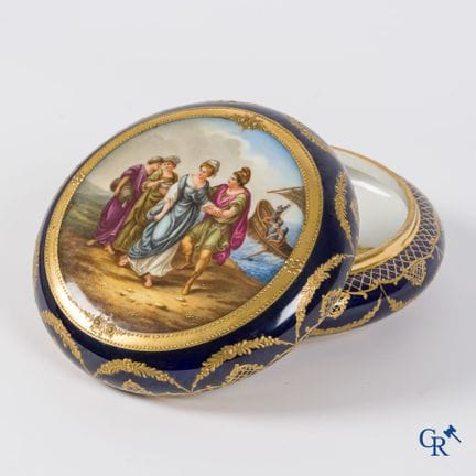 Porcellana di Vienna. Grande scatola con coperchio