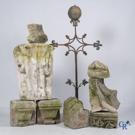Set di ornamenti architettonici scolpiti in pietra
