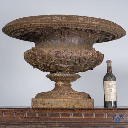 Decorazione da giardino. Importante vaso da giardi