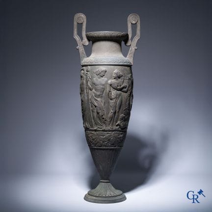 Grande vaso decorativo in stile antico. Metallo. X