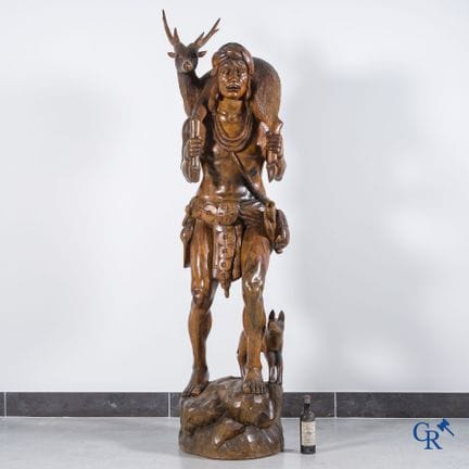Imponente scultura in legno raffigurante un caccia