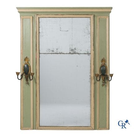Trumeau in legno intagliato, con patina verde e bi