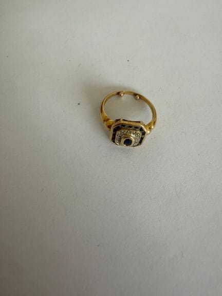 Bague or jaune 14 kt sertie de petits saphirs et b