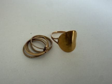 Bague à multi anneaux en or jaune 18 kt et une bag