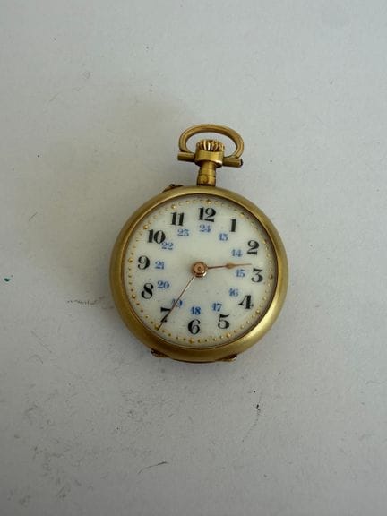 Montre de col or jaune 18kt.
Poinçon Tête d'aigle.