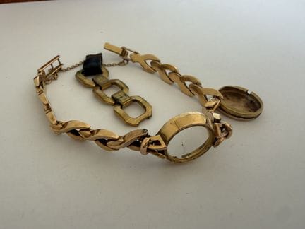 Monture de montre or jaune 18kt et débris d'or. 
P