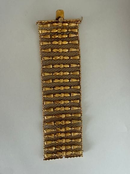 Bracelet en or jaune 18kt  à mailles souples.
Poin