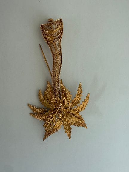 Broche en or jaune 18kt en forme de palmier.
Poids