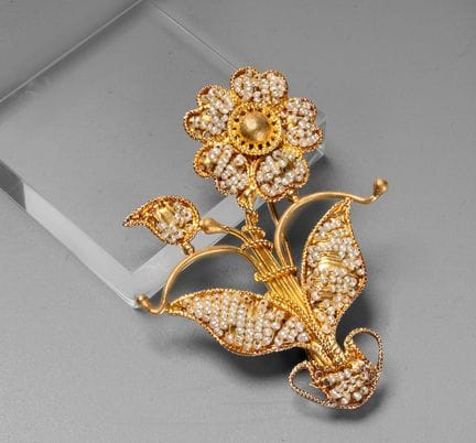Broche « Regina Basha » en or jaune 18 carats et p