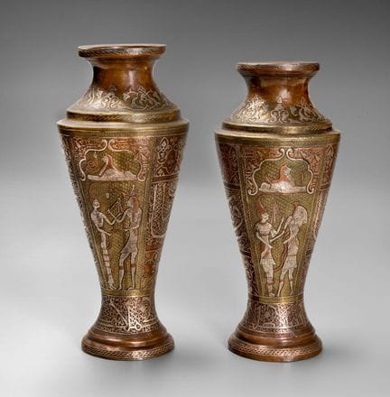 Paire de grands vases en laiton incrustés d’argent
