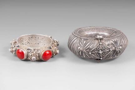 Deux bracelets ethniques en argent
L'un orné de qu