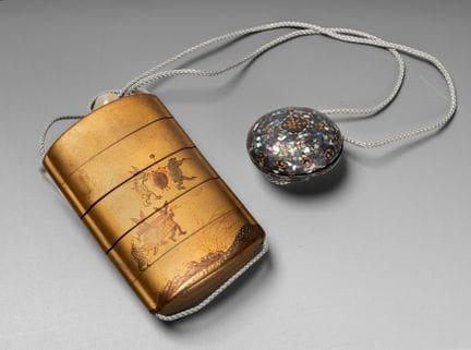 Un magnifique inro japonais en bois et laque nashi