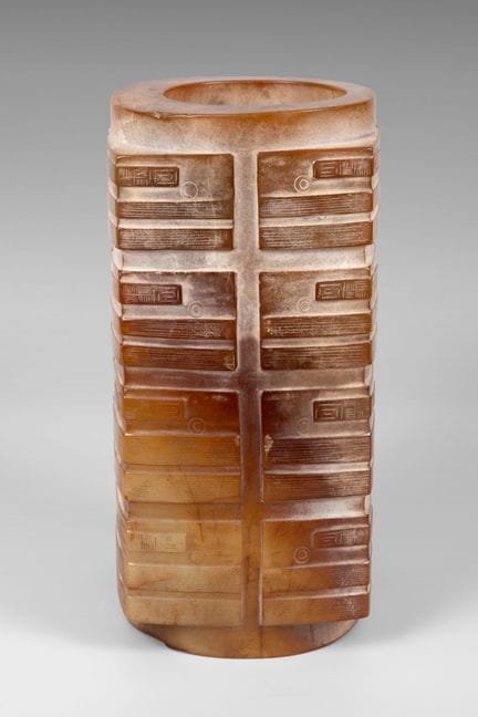 Un « cong » en jade sculpté de style archaïque chi