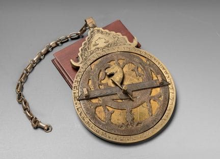Astrolabe en laiton comportant une lettre hébraïqu