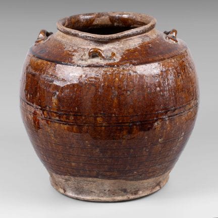 Pot en céramique à glaçure brune et quatre anses, 