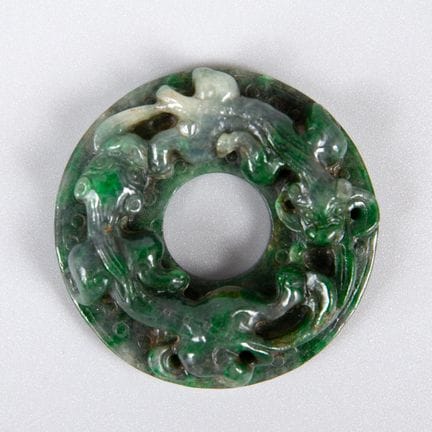 Disque en jade sculpté représentant des dragons Ch
