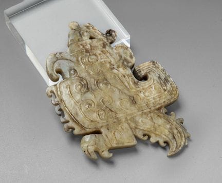 Assiette en jade sculpté, Chine, dynastie Shang (1