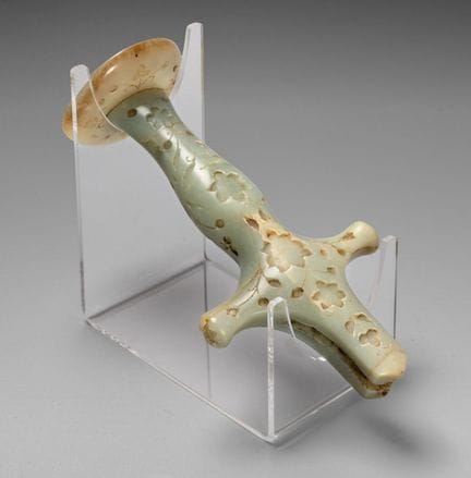 Un magnifique fourreau moghol en jade sculpté
Scul
