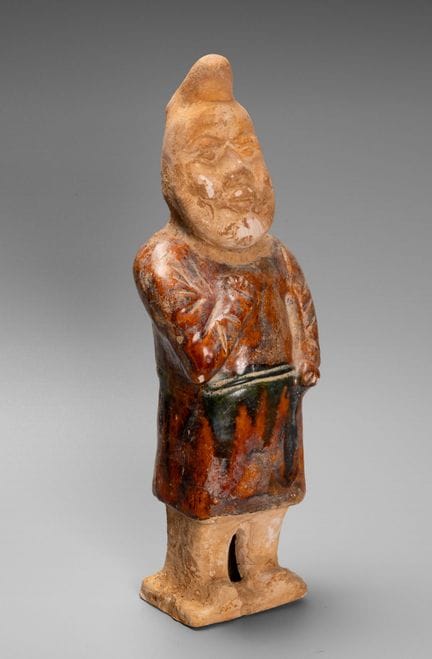 Figurine en poterie à glaçure Sancai représentant 