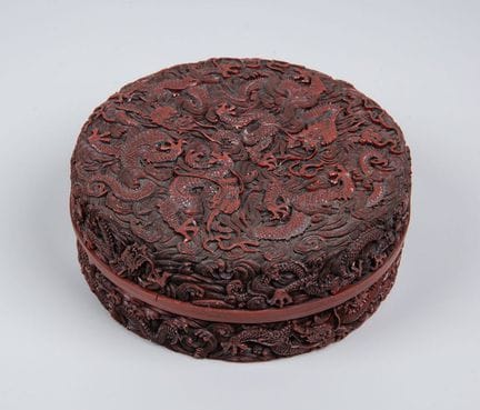 Boîte chinoise sculptée de style « cinnabre » avec