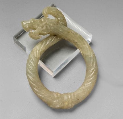 Figurine de dragon en jade sculpté, Chine, probabl