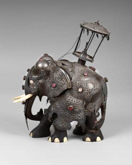 Figurine d’éléphant sculptée en ébène et en matéri