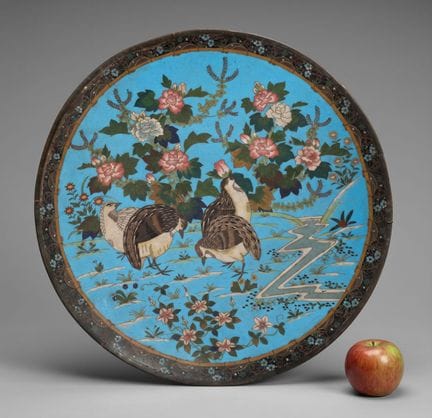Grande assiette murale en cloisonné et émail polyc