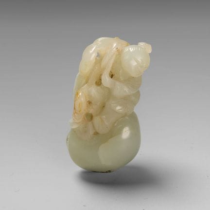 Figurine en jade sculptée représentant un garçon p